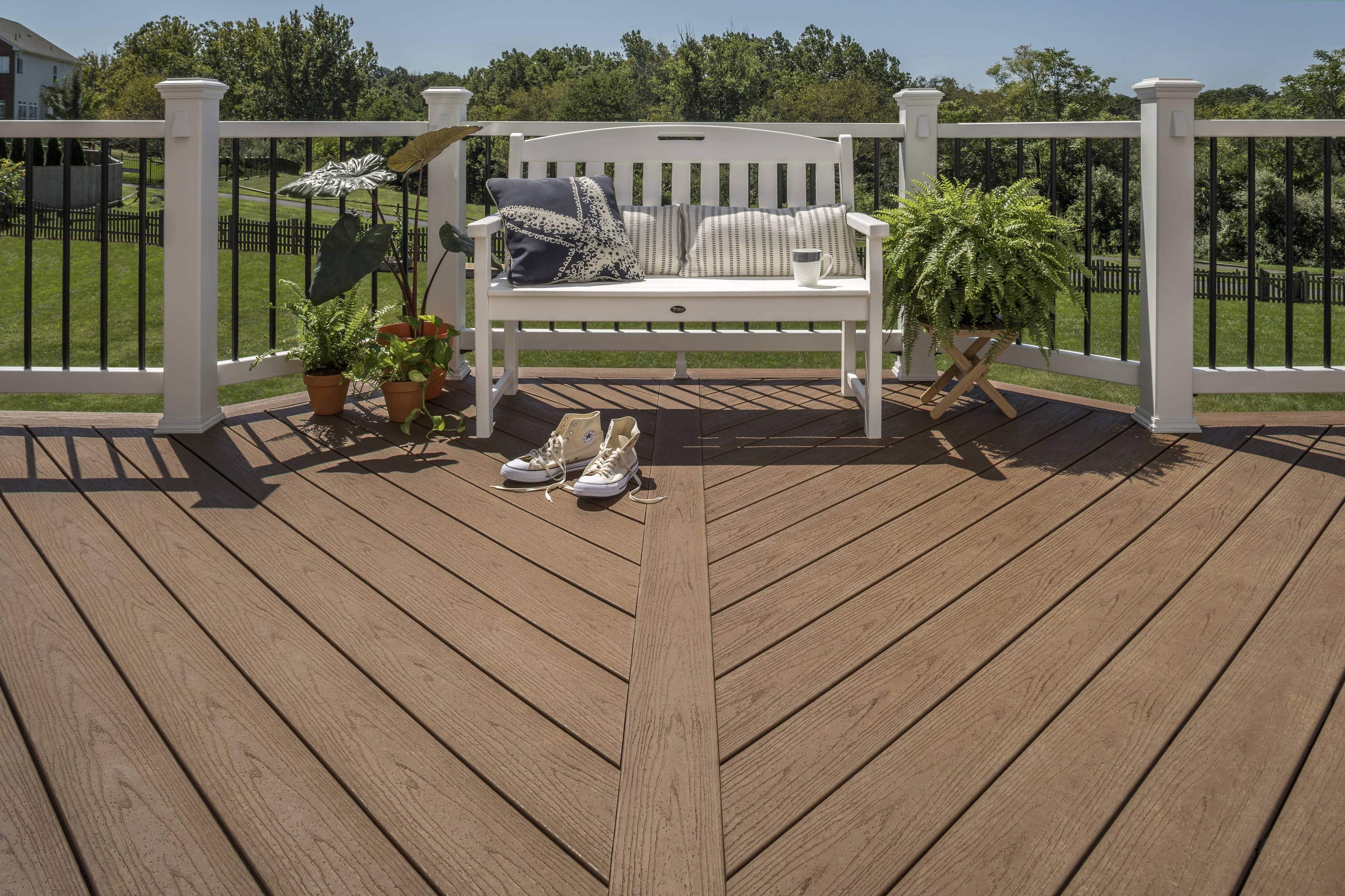 Patio Lunawood deck with chairs